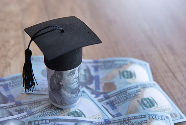 Částka zaplacená studentovi v rámci stipendia Erasmus+ se nemá zohledňovat při výpočtu daně z příjmu rodiče, na kterého je student odkázán