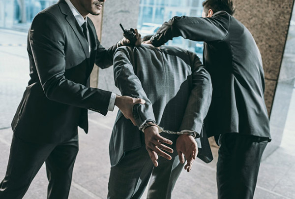 Soudní dvůr v Rozsudku C-660/21 uvedl, že právo Evropské unie nebrání tomu, aby měl předkládající soud zakázáno zkoumat ex offo porušení povinnosti neprodleně informovat podezřelou osobu o jejím právu odepřít výpověď.