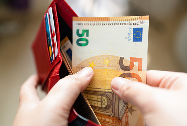 Požadovat od spotřebitele, aby nesl nepřiměřené náklady spojené s úvěrem odlišné od úroků, může představovat nekalou podmínku